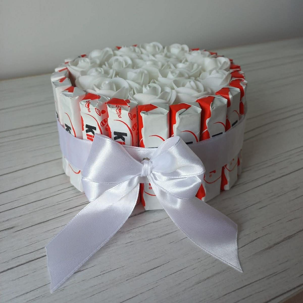 Елегантна кутия с бонбони и декоративни рози