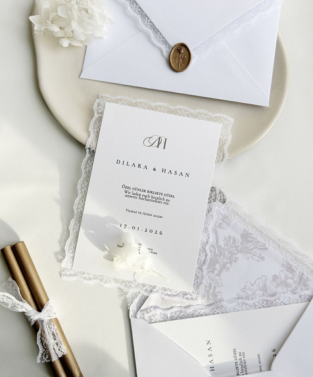 Луксозна покана за гости с дантела и плик