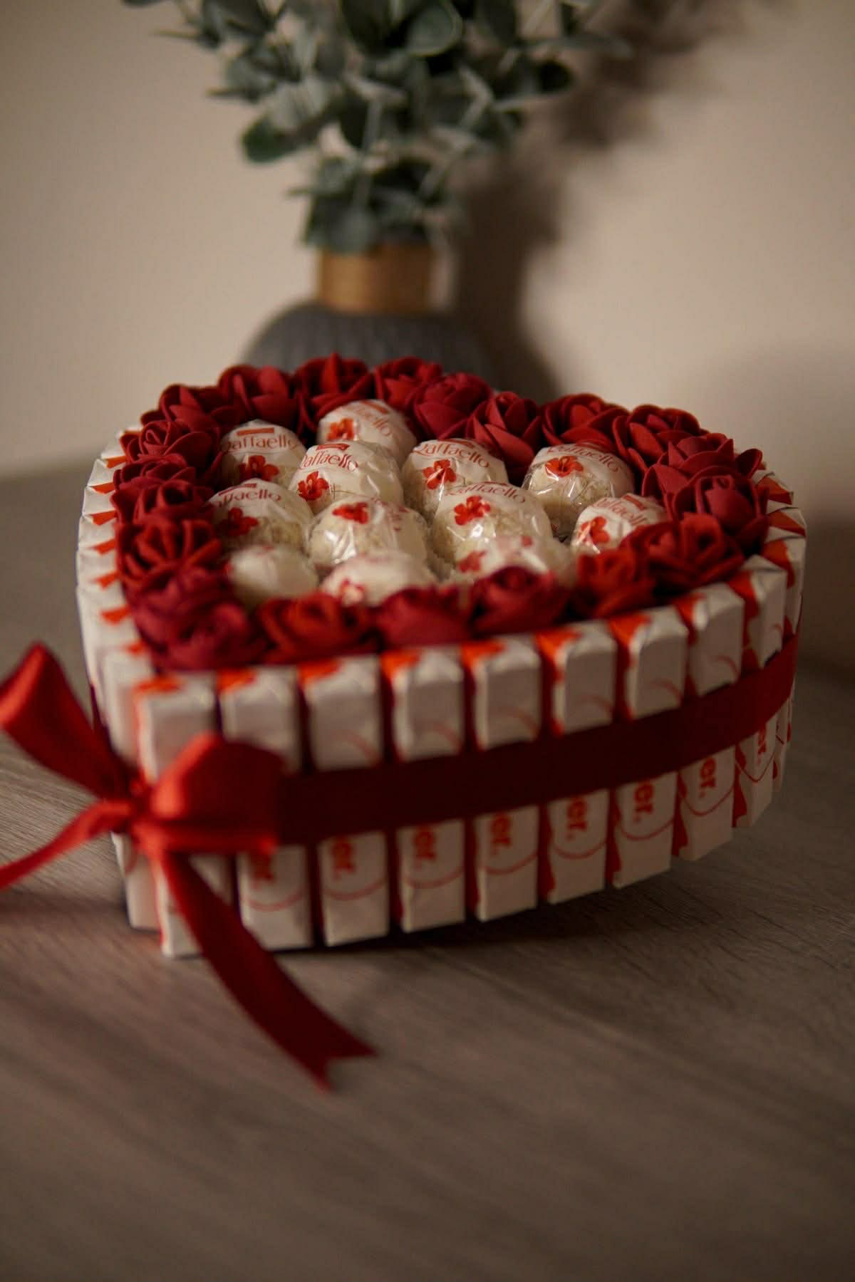 Елегантна кутия с бонбони и декоративни рози