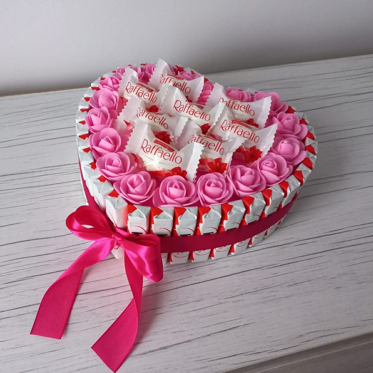 Елегантна кутия с бонбони и декоративни рози